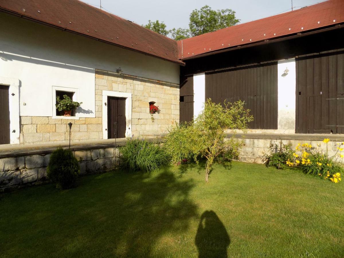 Landhaus Florian Apartment Rovensko pod Troskami Exterior photo